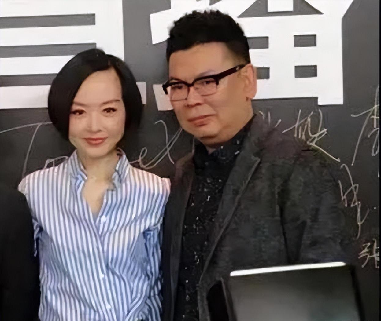 有一天，鲁豫的美国丈夫打电话告诉她：“初恋才是我的真爱，我们离婚吧。”一周后，鲁