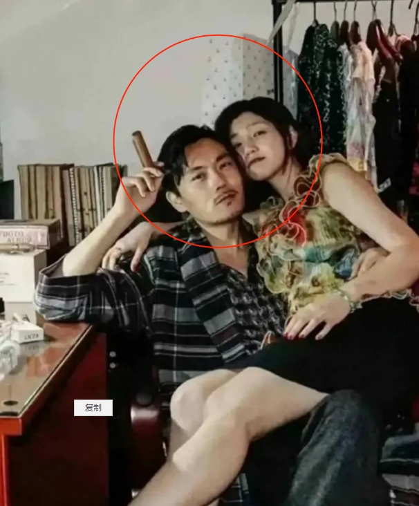 陈妍希和秦昊好般配呀

我发现了一个关键的细节

陈妍希侧躺在秦昊的

怀里，显