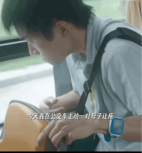 5年之后他绝对是顶级明星！即使脸抽搐成那样，在看到宝妈把孩子转过去那一瞬间的情绪