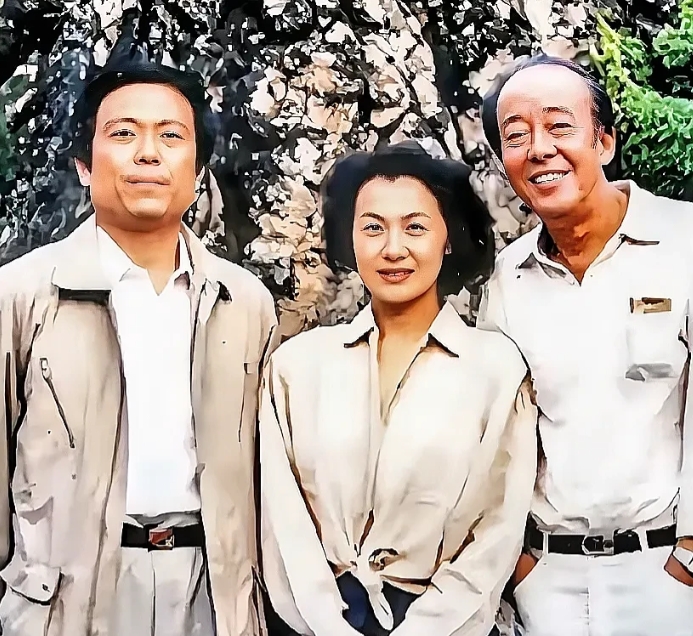 李媛媛是真的漂亮啊！可惜天妒红颜！她旁边的这两位男士是谁？看上去很熟却叫不出名字