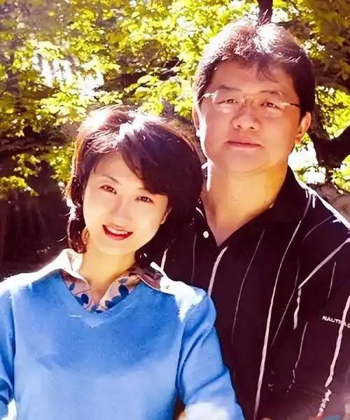 2007年，张斌正在主持奥运频道的新闻发布会，突然一个女人冲上台，一把夺过麦克风