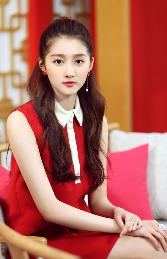 短发新造型，关晓彤与鹿晗恋情依旧稳定！