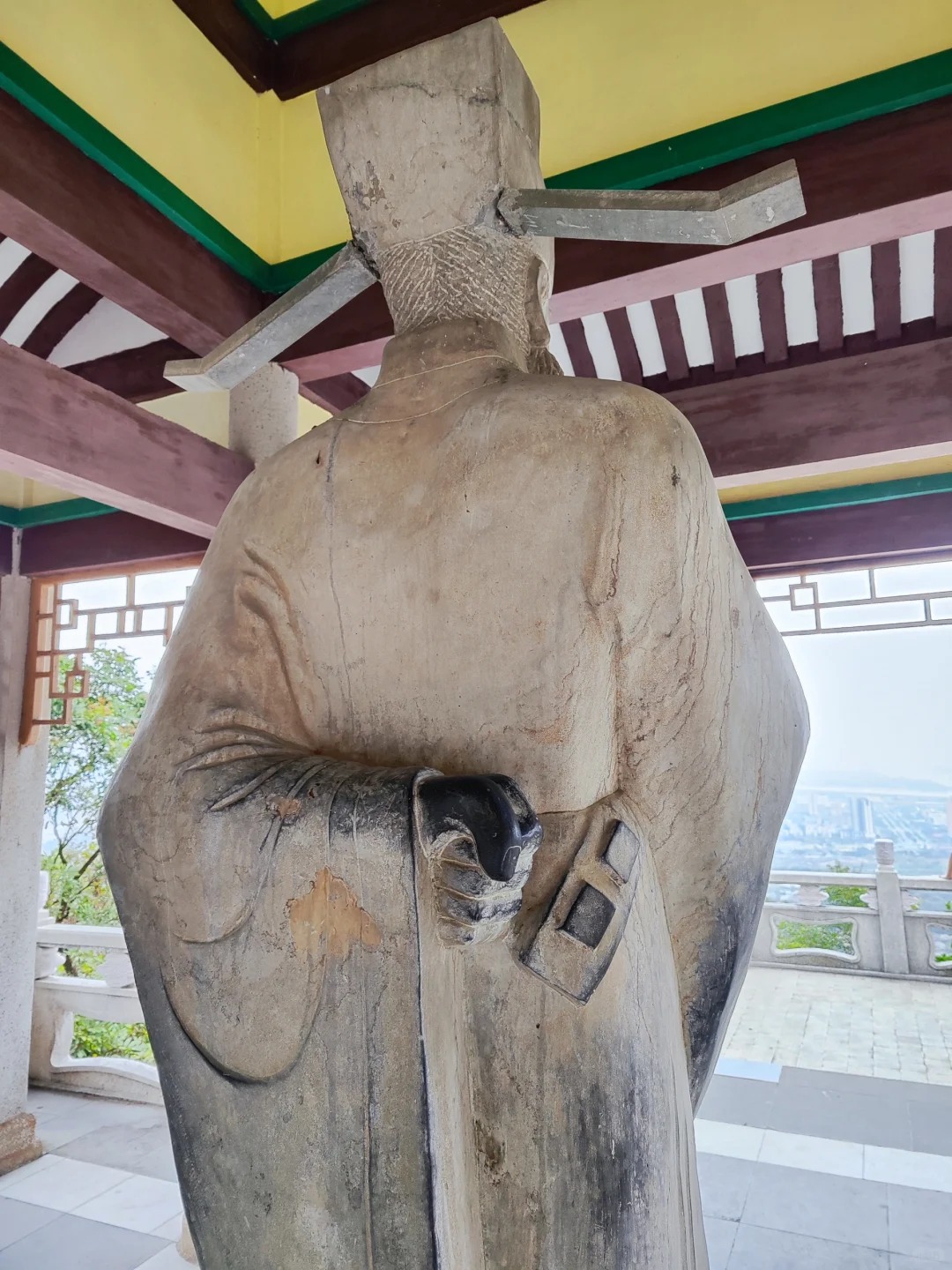 包拯塑像的手已被游客摸成铁拳