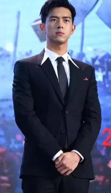 戛纳星光熠熠，李现自信从容走红毯