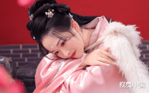 为救一个孤女，陛下每日来取我的心头血，一碗接着一碗，直到我血干而死……