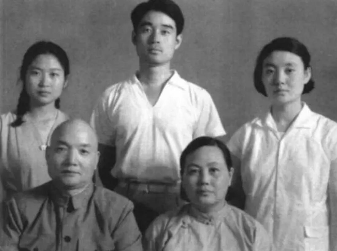 1959年，孔令华带着自己的女朋友李敏回家见父母，孔令华母亲钱俭想到毛主席的女儿