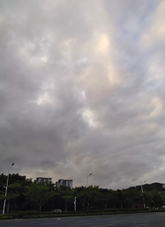 台风欲来乌云滚，好长的一段炎热天气终于可以降温了，3号台风“格美”即将登陆，福建