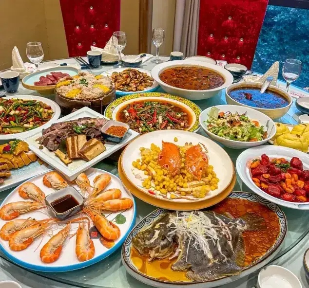 我哥开了一家饭店，我经常去光顾，每次吃饭我哥 都不要钱。上个星期周末，我带了几位