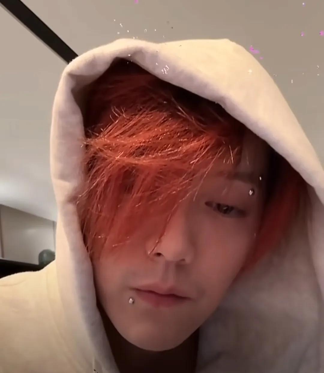 鹿晗他唱歌还是不错的，不是每个人都适合当演员，尤其真性情的人。
 
不喜欢也没必