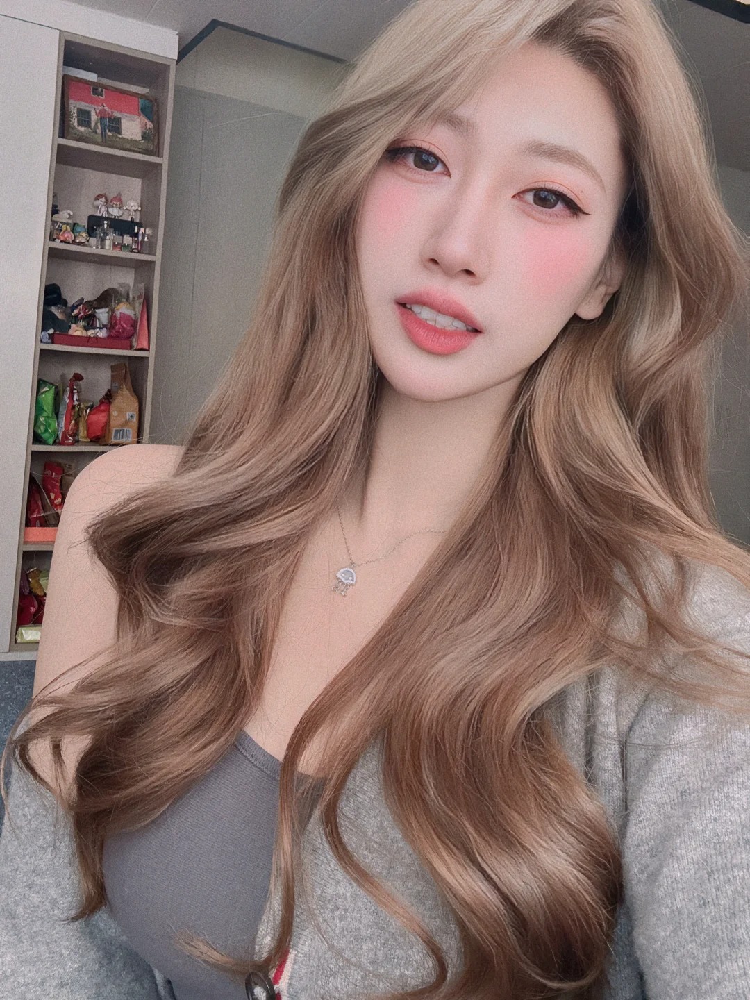 染出了人生发色……
被朋友问爆 走在路上回头率超高的绝美发色💕
越洗越好看了有