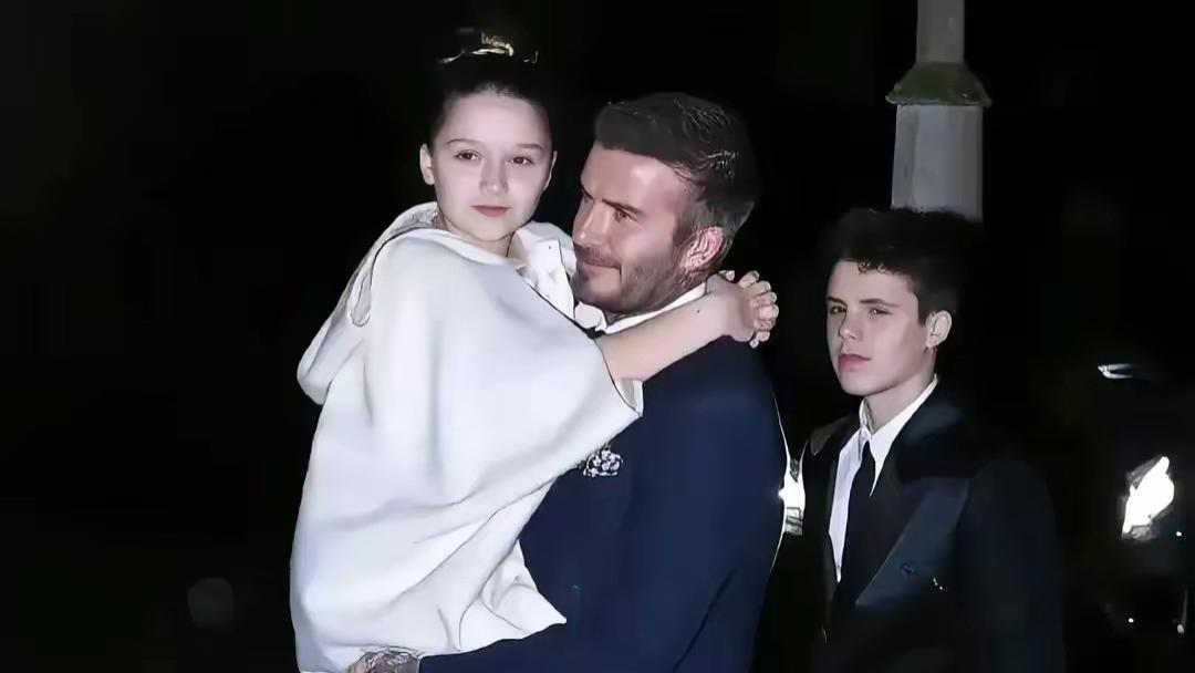 小七终究还是长成小贝年轻时的样子！这闺女没辜负老爹的颜值基因