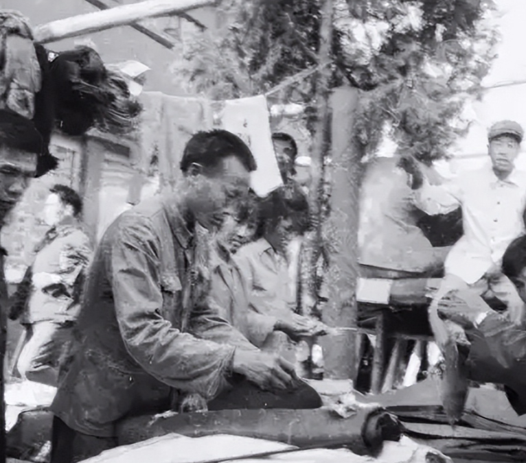 1970年，一个消息漂洋过海来到日本，他们发现中国人居然用，日本的化肥袋子做裤子