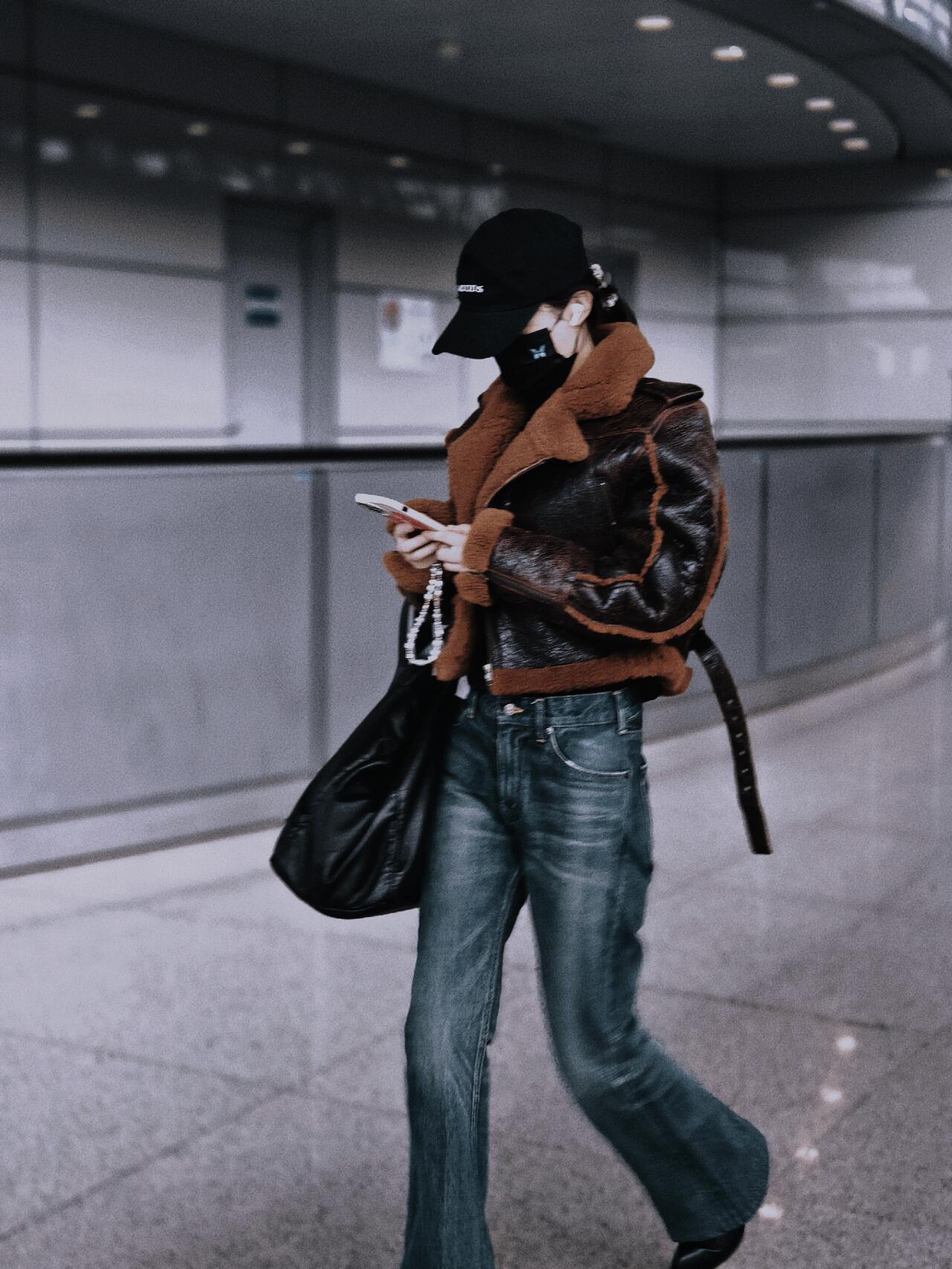 赵丽颖显高帅气