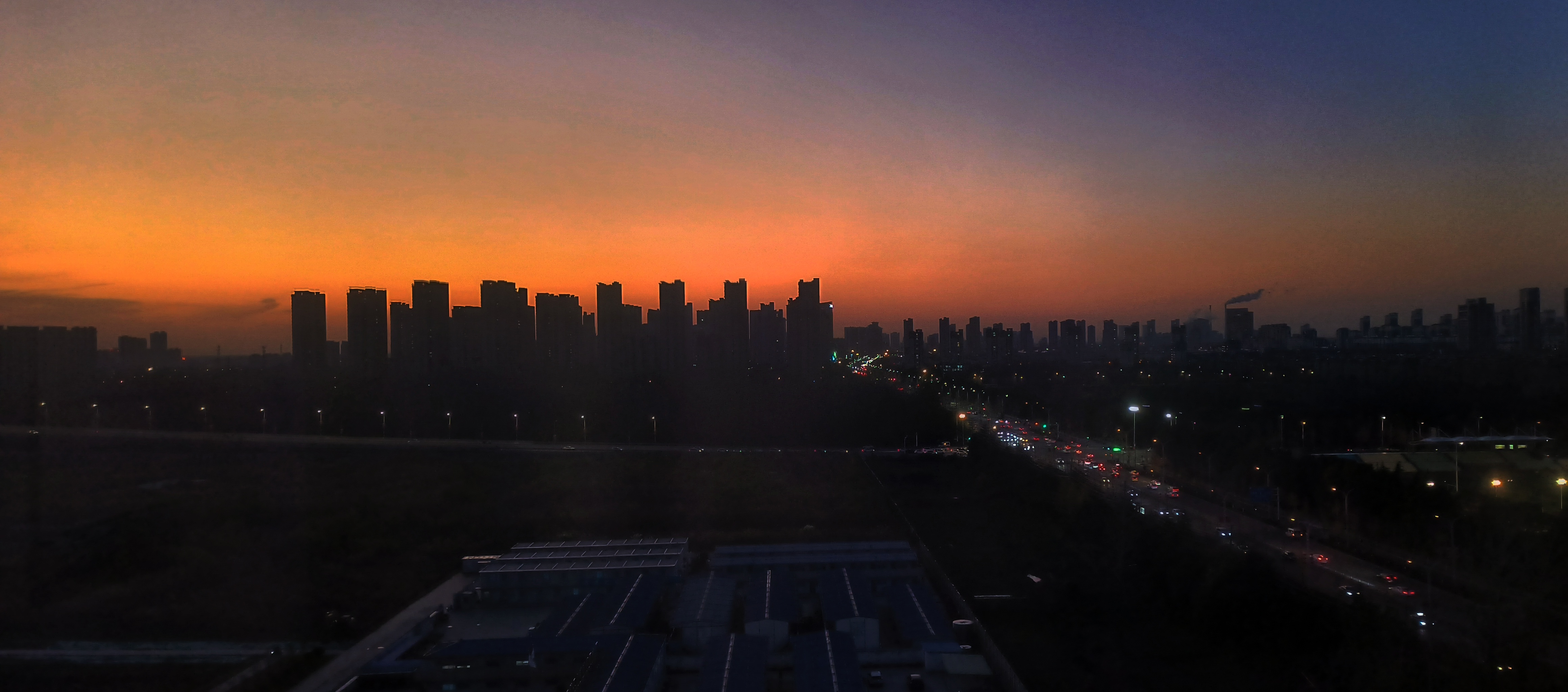 夕阳，那日暮的黄金之舞，缓缓沉沦于天际。一抹抹橘红，在云层间跳跃，仿佛是时间轻轻