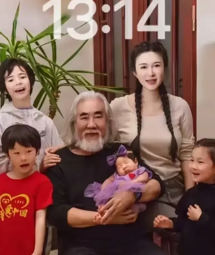 张纪中真大度
他的混血儿子
并非自己亲生
而是杜星霖在法国和别人所生

张纪中比