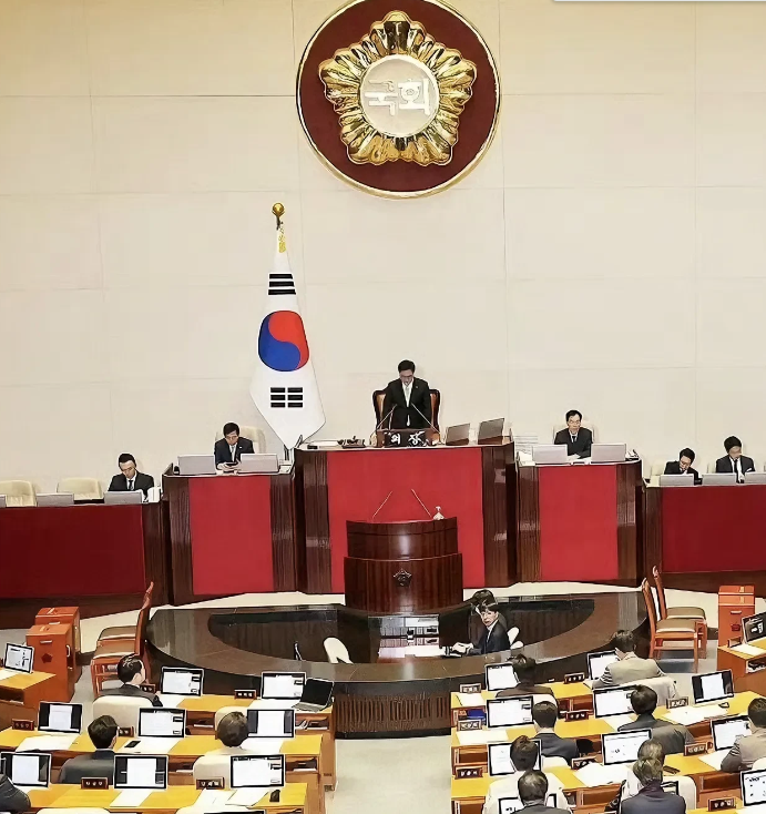 彻底乱套了！韩国国会以192票赞成的投票结果通过弹劾总理韩德洙议案之后，虽然韩德