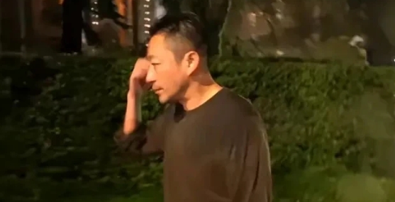 大S离世
汪小菲已经有点精神恍惚，眼神迷离。
晚上一个人在大街上淋雨，游荡。眼睛