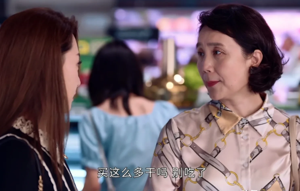 一女人和婆婆逛超市，婆婆看着购物车里的薯片非常不满:“这都是垃圾食品，买这么多干