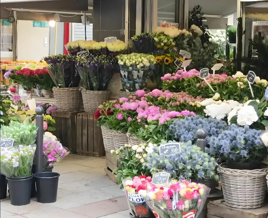 吉林长春，一女子从房东手里租了间商铺开花店，她苦心经营了4年，生意刚好一点，房东