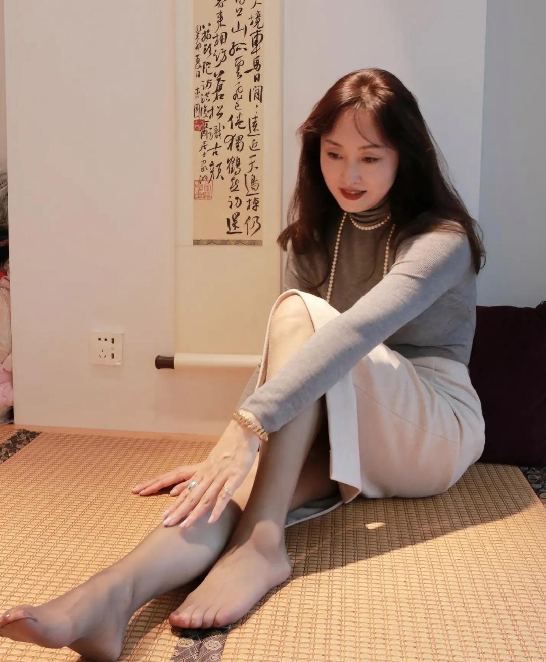 每日一笑：这就是你们喜欢的熟女风吧。黑丝袜白长裙配上一袭长发，散发着成熟的味道。