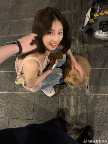 有时候一想到这么可爱漂亮的女孩子是我女朋友就会开始傻笑 嘿嘿