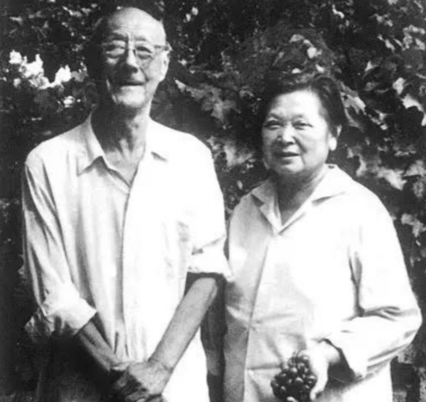 1935年，一妓女恳求37岁张伯驹：“带我走吧！我还是清白之身！”张伯驹递给老鸨