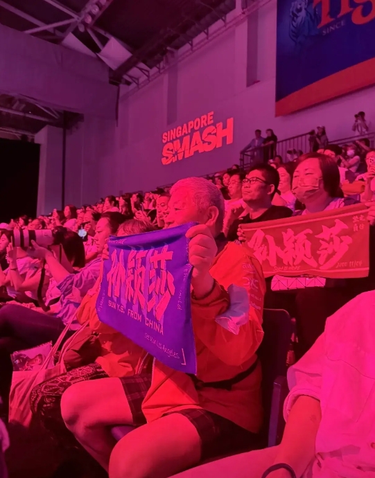 孙颖莎比赛，领喊加油的人找到了

新加坡大满贯，莎莎和王楚钦比赛场次看台都是爆满