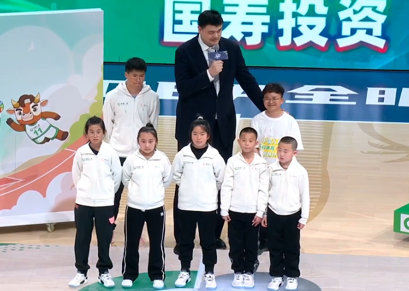 2008年北京奥运会开幕式上，姚明是中国代表团的旗手，在汶川地震中的小英雄林浩也