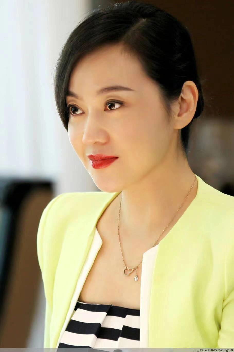 闫妮离婚，做单亲妈妈19年