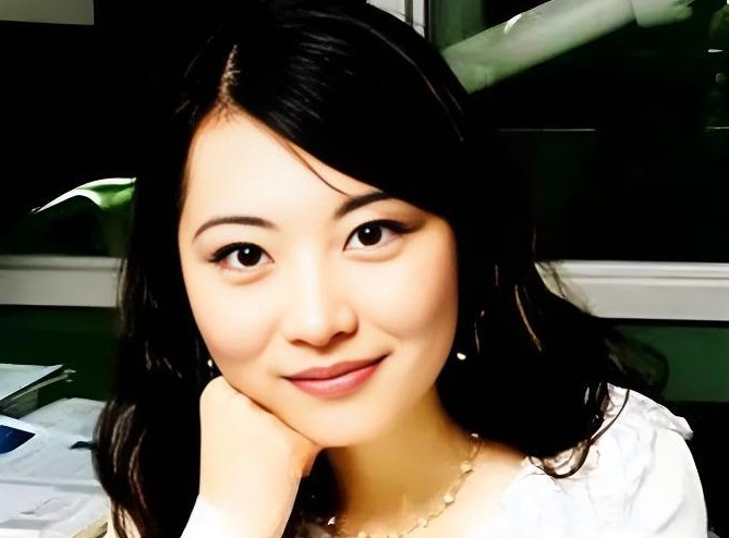 何碧玉，一个曾经众人期盼的天才少女，14岁便在河南摘得高考状元桂冠，后进入清华大