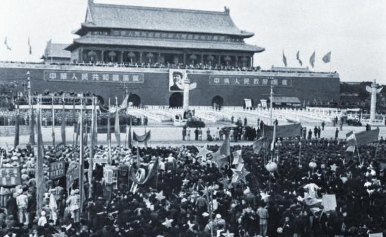 一个烟头引大案，3000特务落网，开国大典保平安