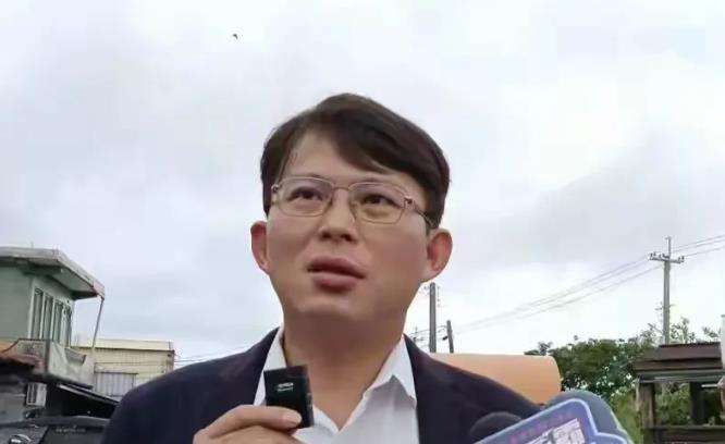黄国昌曝光北检找周榆修问话，居然是问为何退出民进党？

前台北市长、民众党主席柯