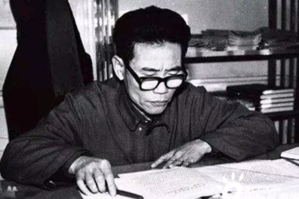 他4岁被通缉，8岁被捕入狱，10岁被迫乞讨，40年后却成为“中国核潜艇之父”。