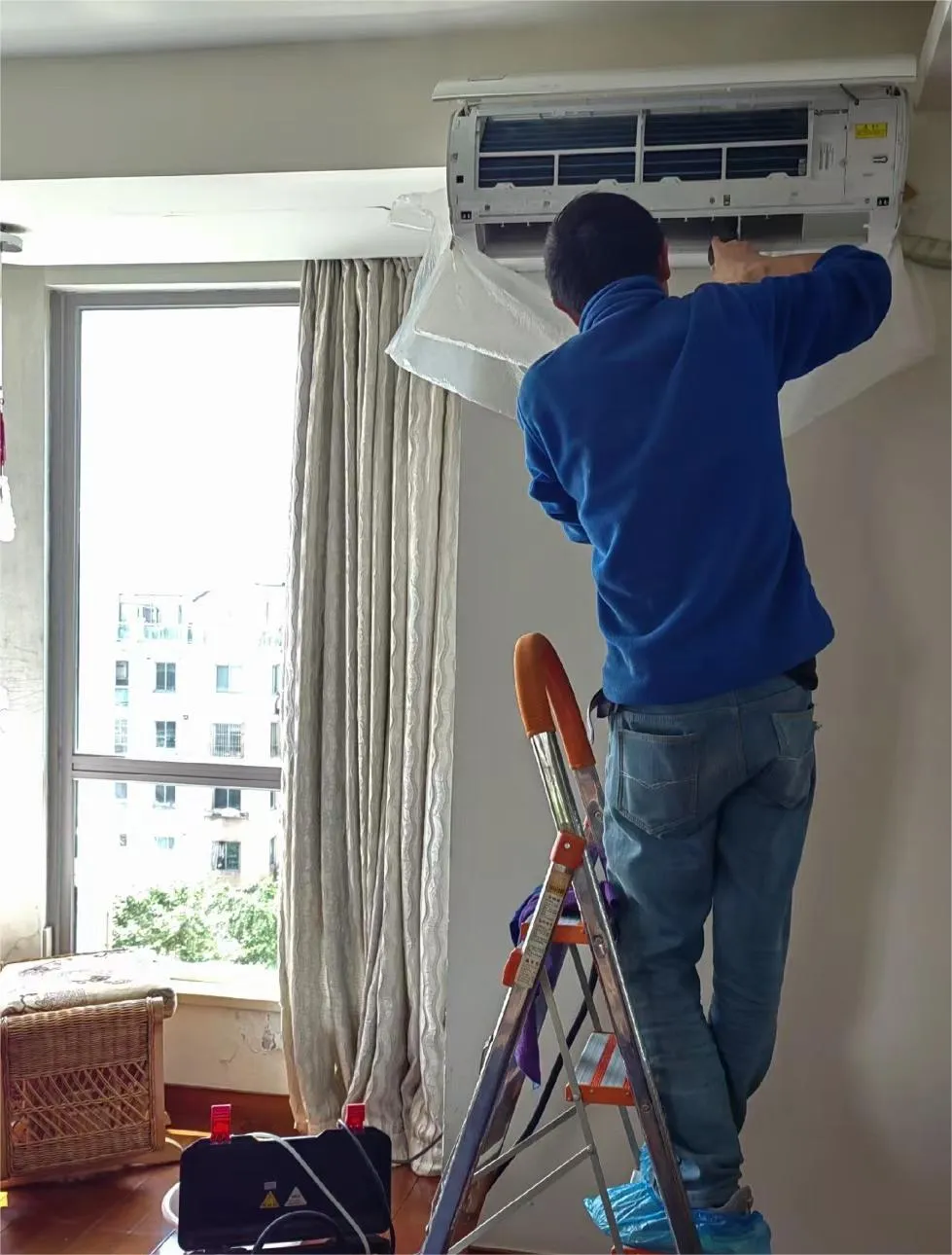 河北唐山，李女士花12000买了4台空调，师傅忙活了5个小时才装完。刚好到饭点，