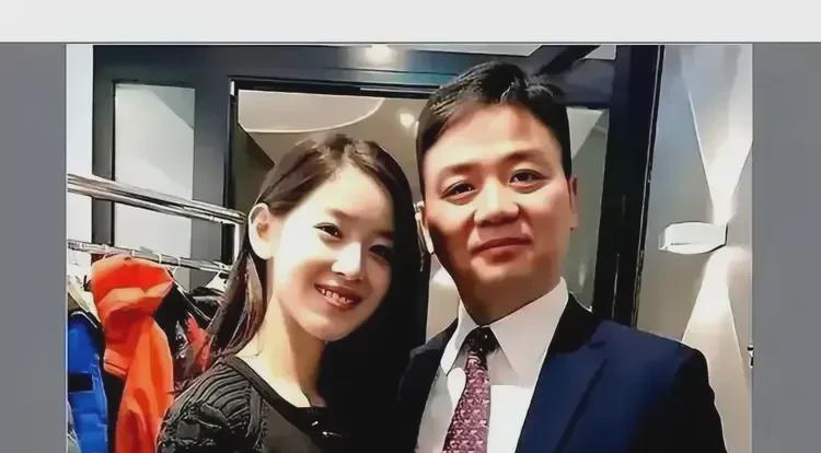  

 
刘强东最近陪着媳妇回了趟娘家。两口子专门抽时间去看望老丈人，进门就忙活