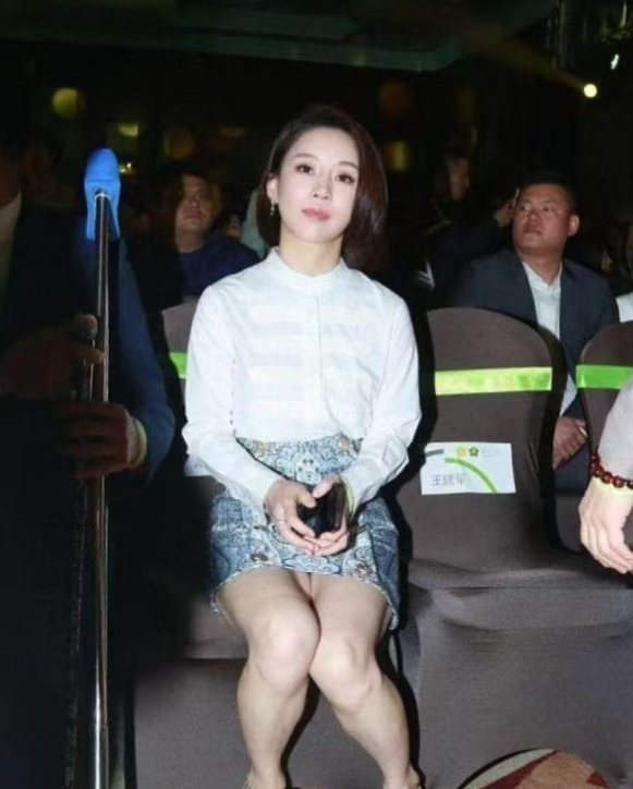 九球天后潘晓婷的坐姿虽然有点不雅观，但她依然保持着高颜值和好身材