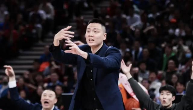 卢伟鬼才战术，上海男篮大胜广东