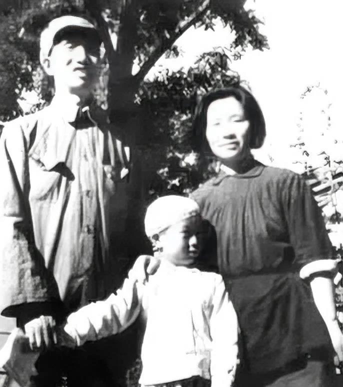 1949年，徐向前元帅和妻子黄杰在石家庄留下了这张合影。
1946年,徐向前和黄