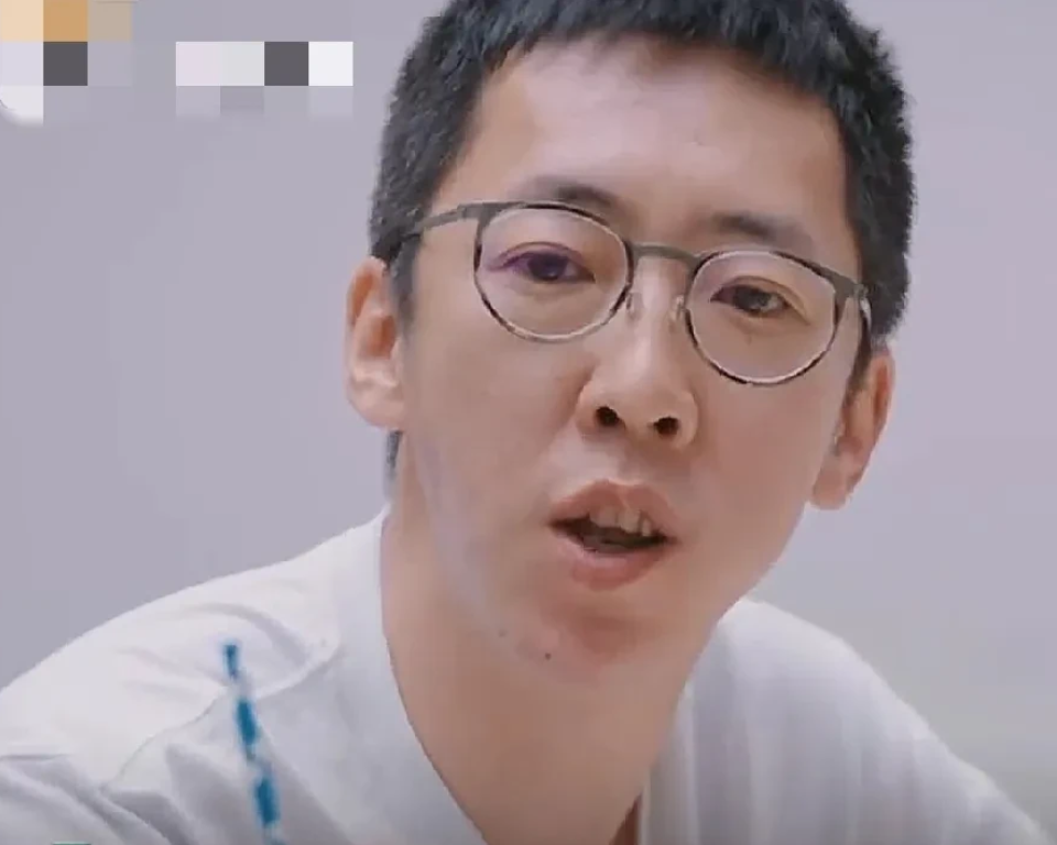 刘爽真的太恶心了！他把葛夕当保姆，让葛夕伺候他，他还说自己对葛夕很好了，没有逼葛