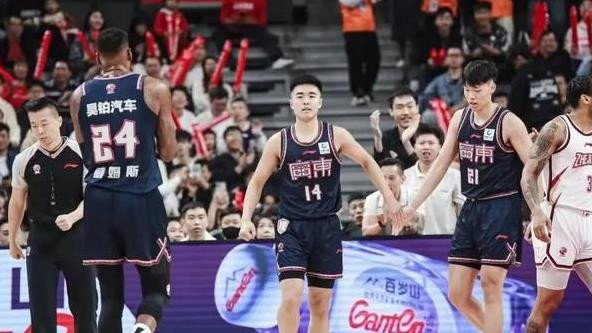 广东近两年国内引援，黄荣奇、张文逸站稳脚跟，王少杰逐渐边缘化