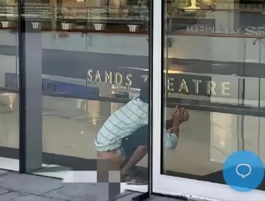 美印围绕中国崛起爆发争吵，但却被这一幕画上句号。

最近，在美国有一个奇怪的文化