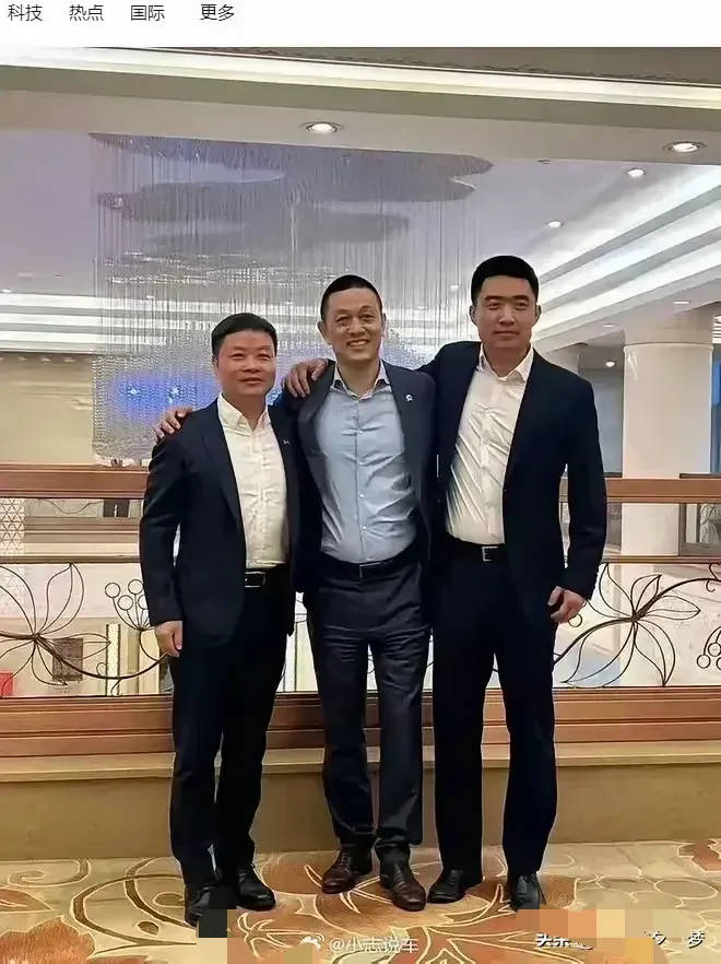 目前来看，李斌站在中间说明蔚来汽车卖的好