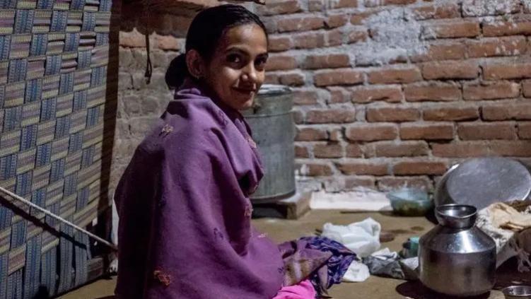 印度姑娘远嫁中国，1年后家人索要10万元，丈夫不解：为什么？