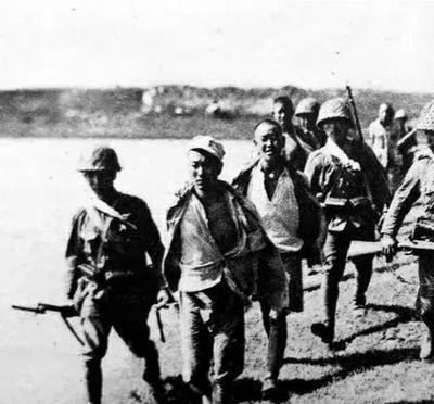 1944年5月，国军一个团在突围渡河时，被日军俘虏七百余人。在押解途中，日军用枪