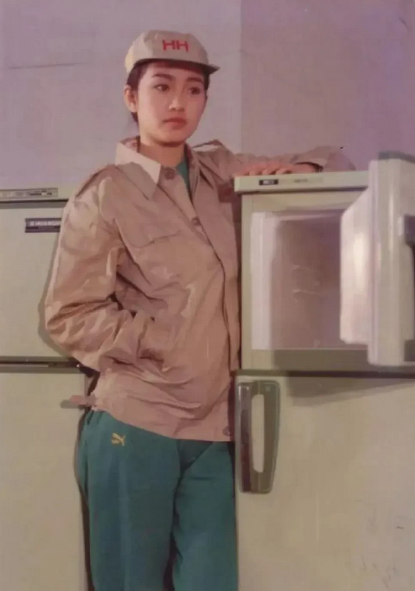 1988年，巩俐，23岁，右图十年后