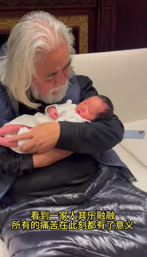 张纪中，老当益壮啊！
第一，73岁高龄，还能老来得女，
第二，妻子杜星霖，产后坚