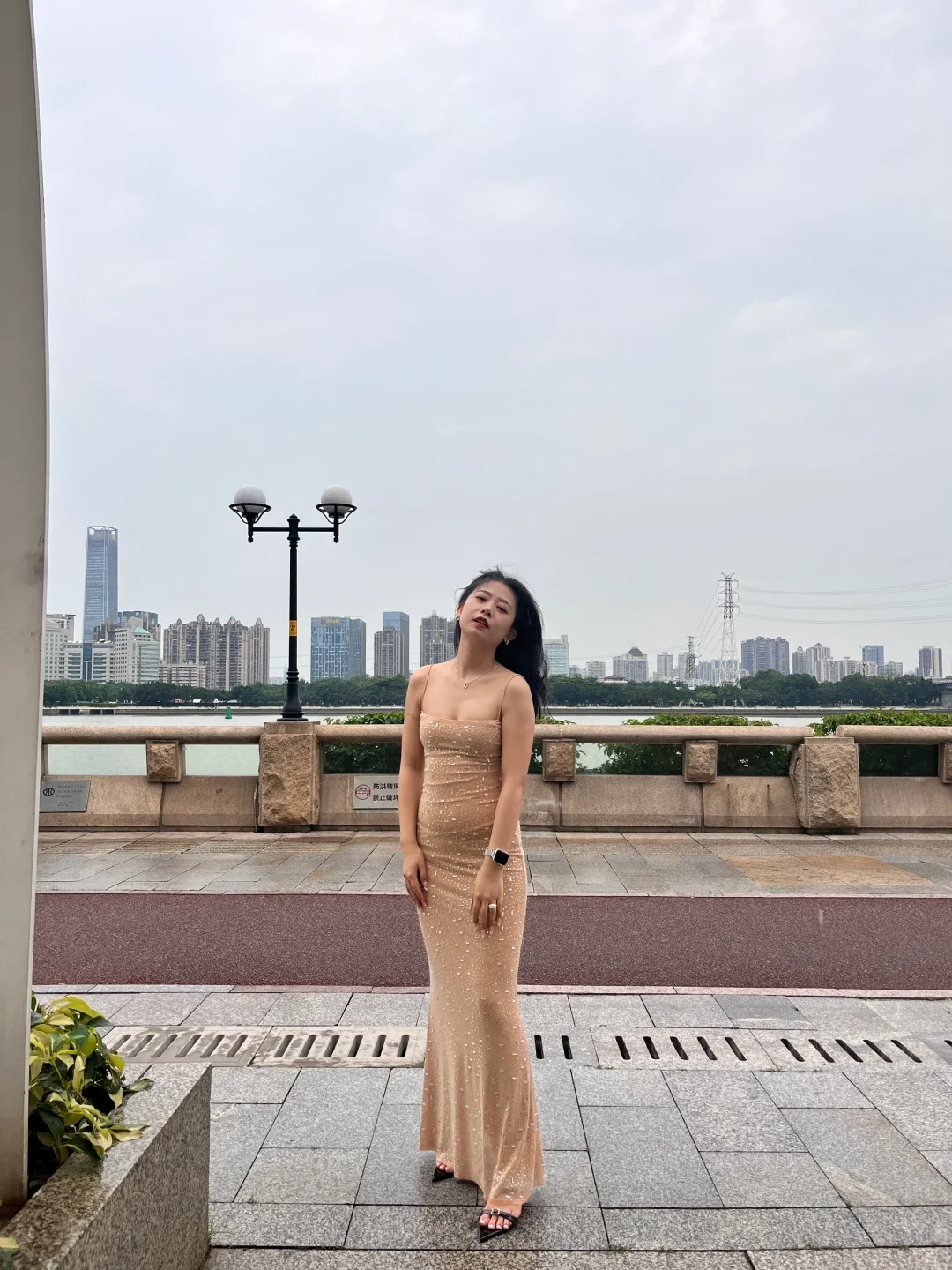阴天，在不开灯的江边
裙子是好裙子，就是硌人