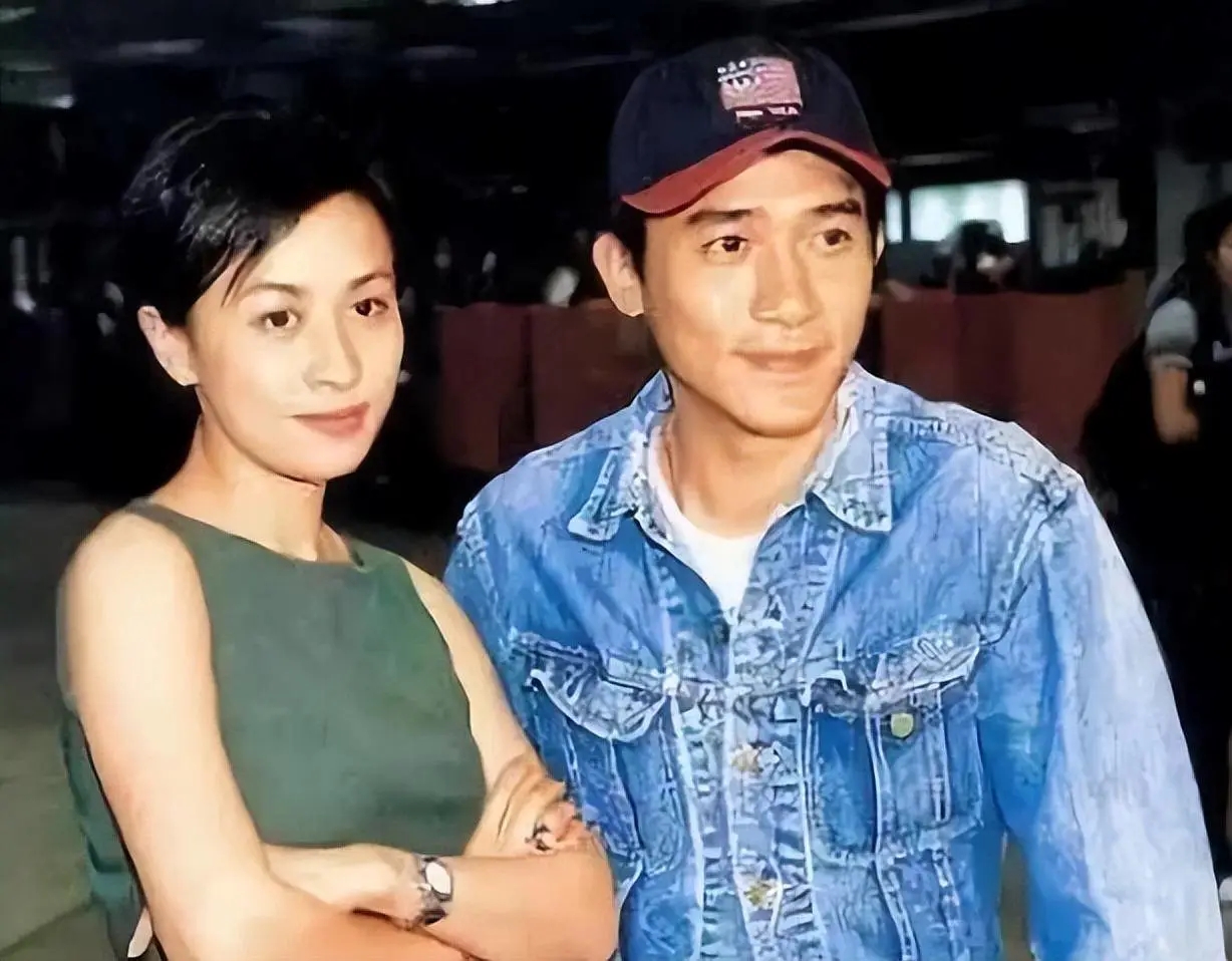 2010年，梁朝伟在珠宝店买了一对手镯，众人都以为是梁朝伟又要与女朋友刘嘉玲秀恩