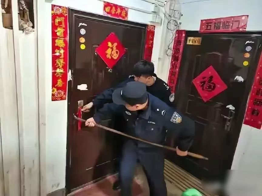 贵州，4名民警凌晨，到一男子家门口传唤男子，遭到对方拒绝，岂料，民警竟强行攻入男