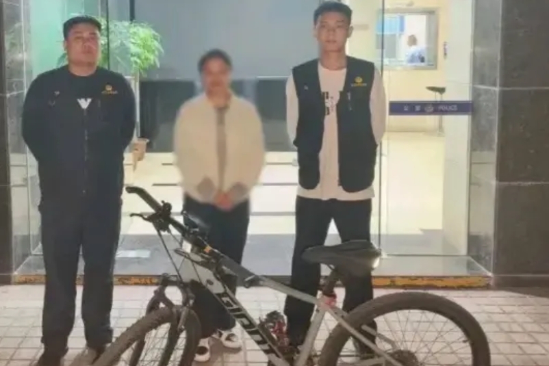 “有困难找警察！”湖南长沙，一外卖小哥偷了一辆自行车，被警方逮捕后，外卖小哥却请
